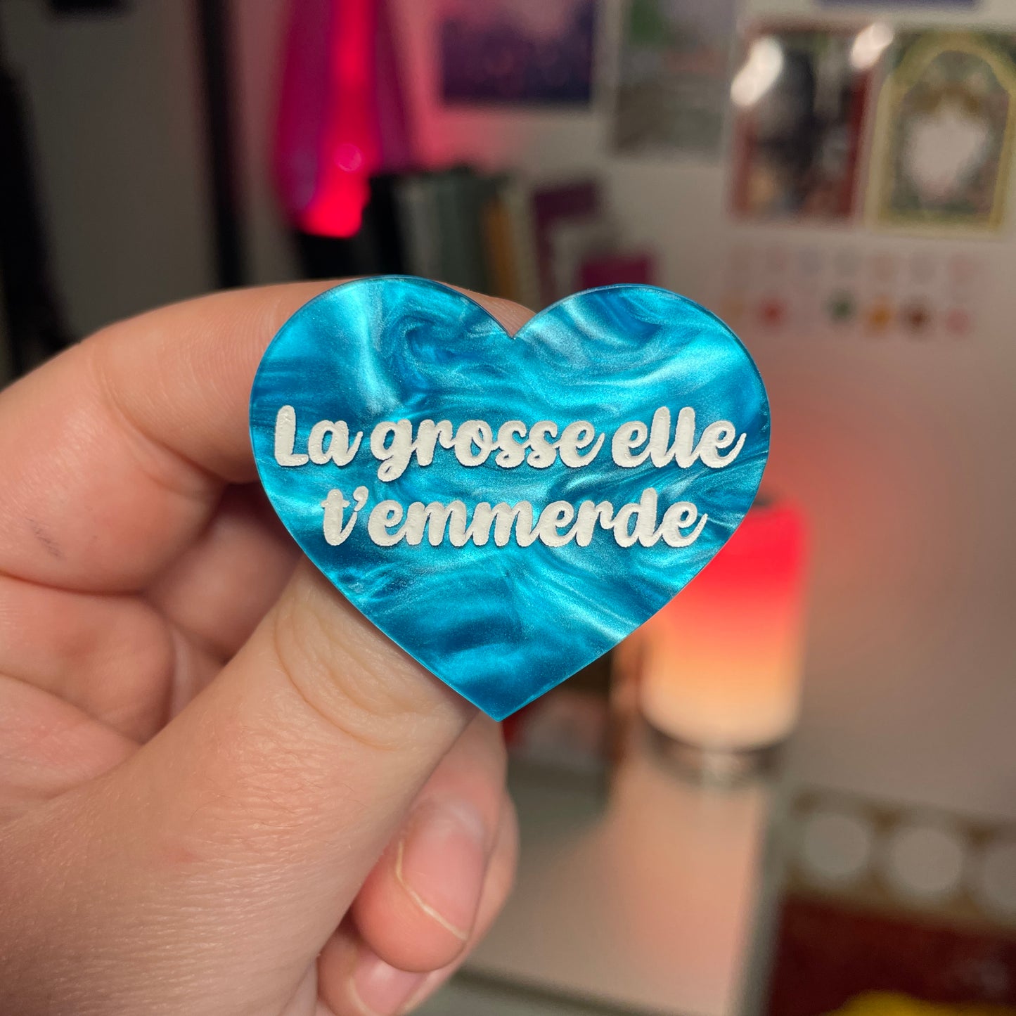 [Contrôle technique] Broche "La grosse elle t'emmerde" en acrylique marbrée bleue