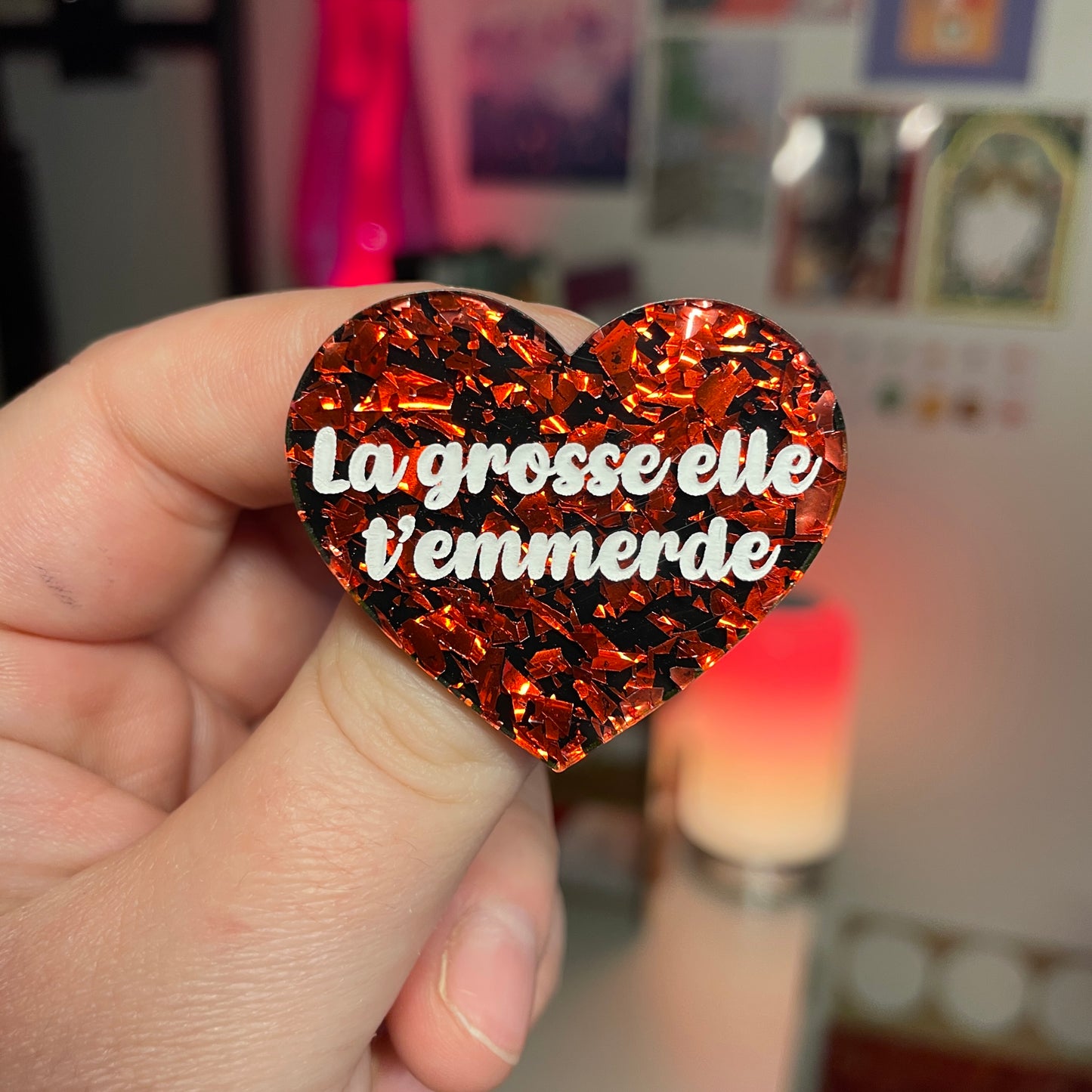 [Contrôle technique] Broche "La grosse elle t'emmerde" en acrylique noire avec des éclats de confettis rouges