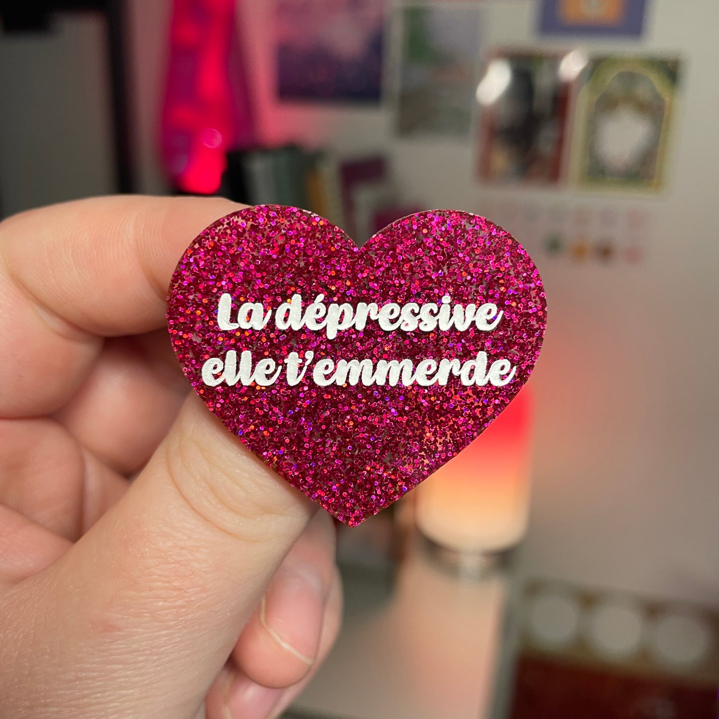 [Contrôle technique] Broche "La dépressive elle t'emmerde" en acrylique à paillettes roses