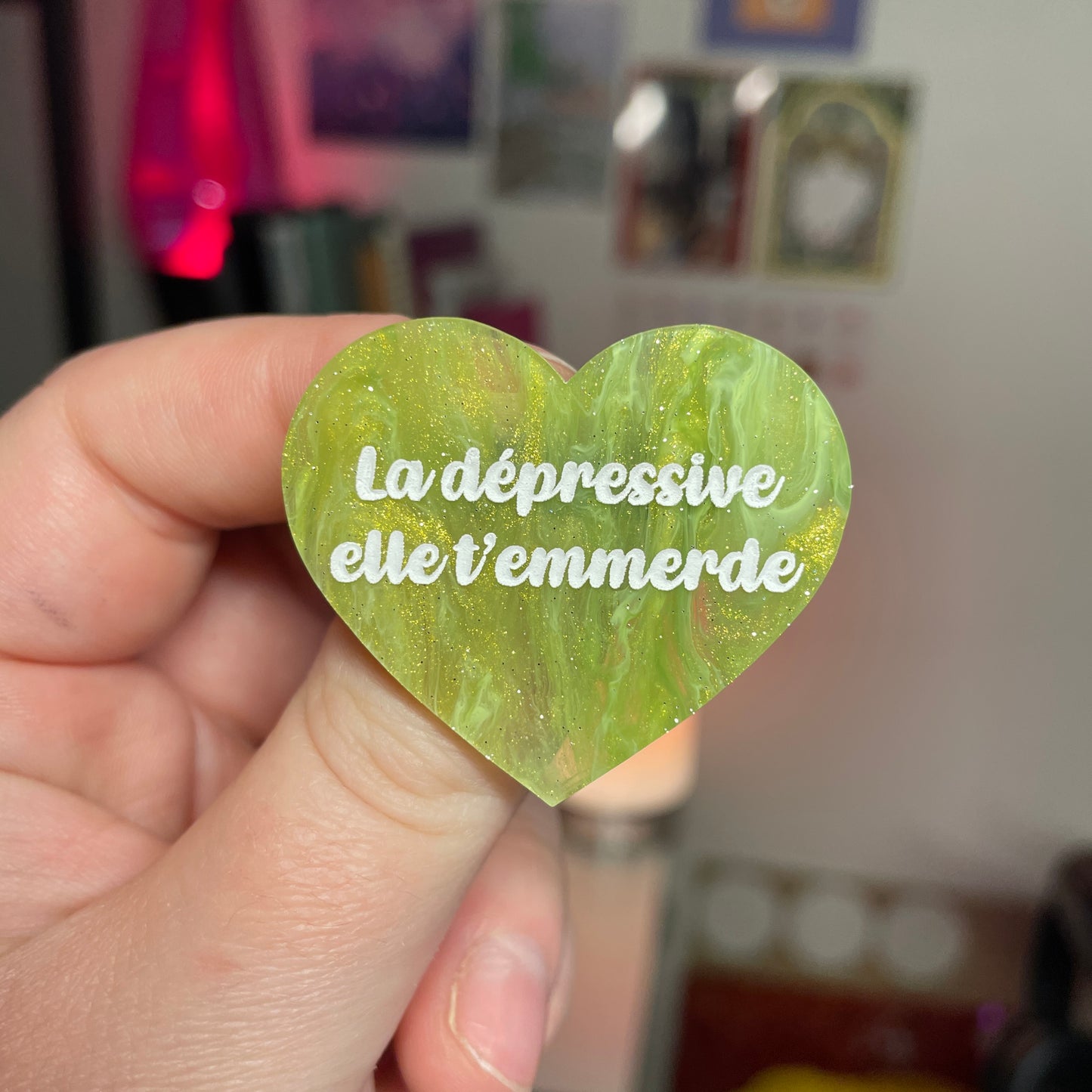 [Contrôle technique] Broche "La dépressive elle t'emmerde" en acrylique marbrée verte et dorée à paillettes