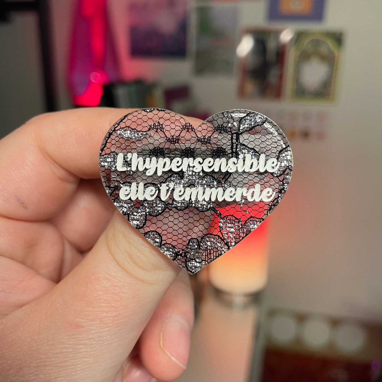 [Contrôle technique] Broche "L'hypersensible elle t'emmerde" en acrylique japonaise semi transparente avec de la dentelle noire