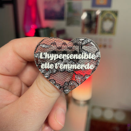 [Contrôle technique] Broche "L'hypersensible elle t'emmerde" en acrylique japonaise semi transparente avec de la dentelle noire