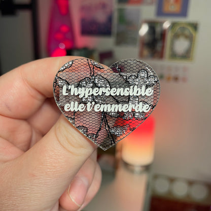 [Contrôle technique] Broche "L'hypersensible elle t'emmerde" en acrylique japonaise semi transparente avec de la dentelle noire