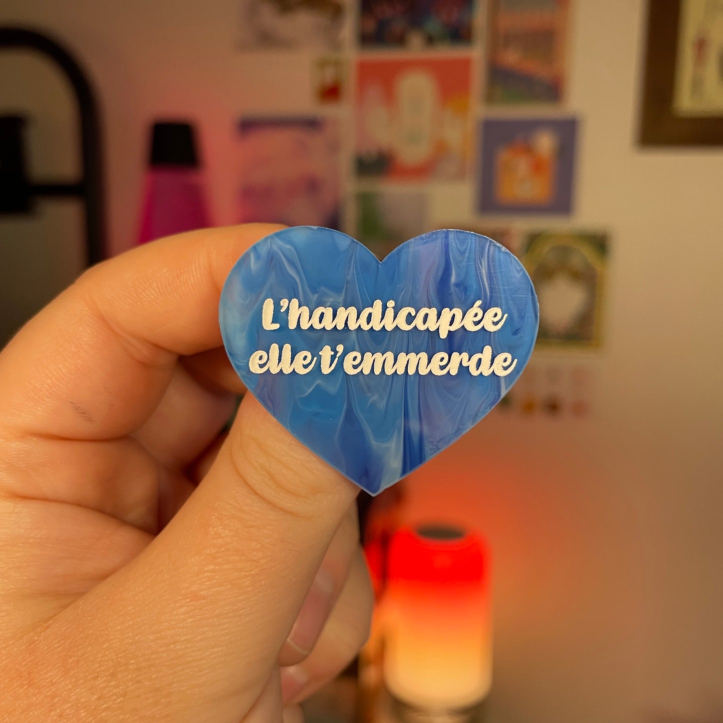 [Contrôle technique] Broche "L'handicapée elle t'emmerde" en acrylique japonaise semi transparente marbrée bleue
