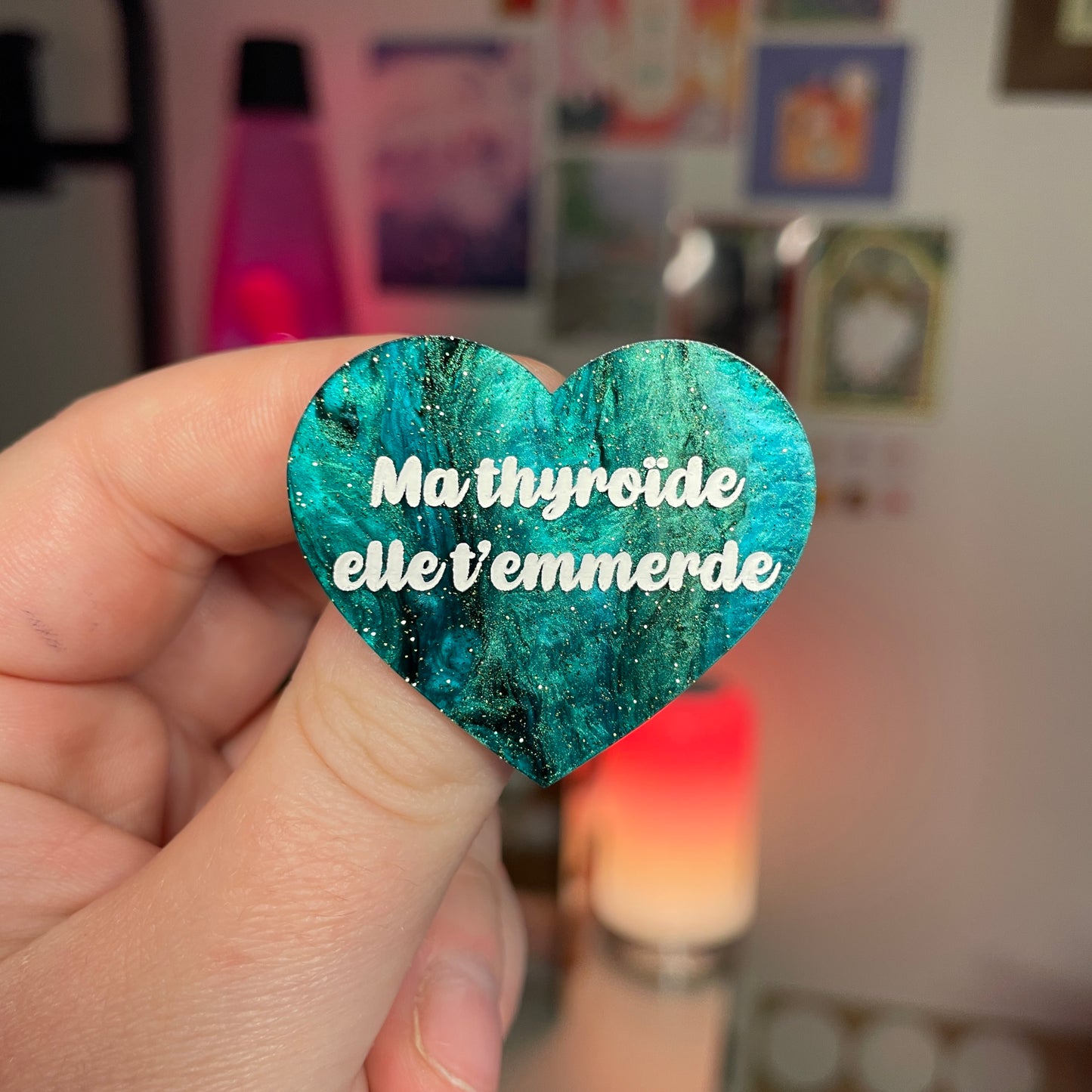 [Contrôle technique] Broche "Ma thyroïde elle t'emmerde" en acrylique marbrée verte et noire à paillettes