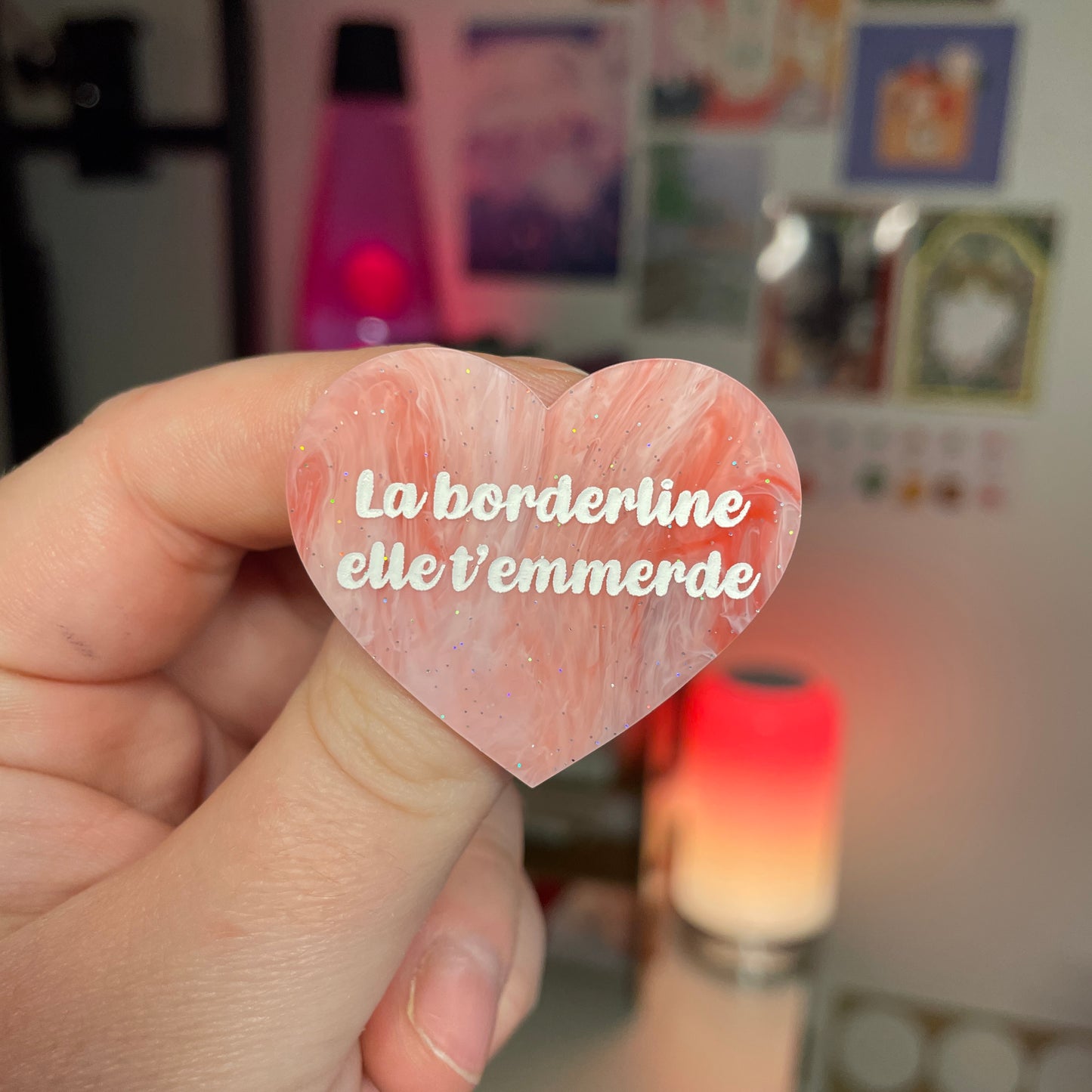 [Contrôle technique] Broche "La borderline elle t'emmerde" en acrylique marbrée rouge et rose à paillettes