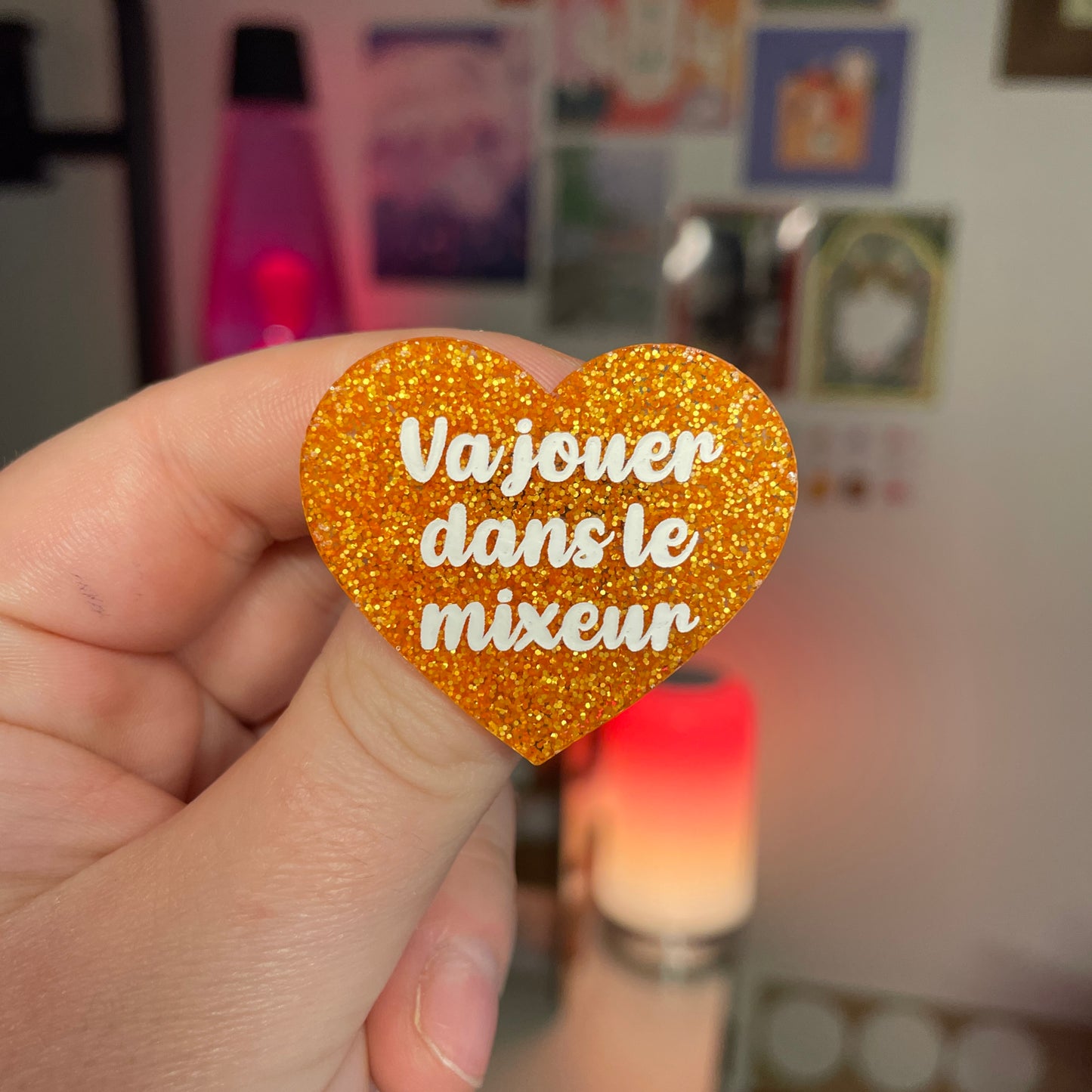 [Contrôle technique] Broche "Va jouer dans le mixeur" en acrylique à paillettes oranges