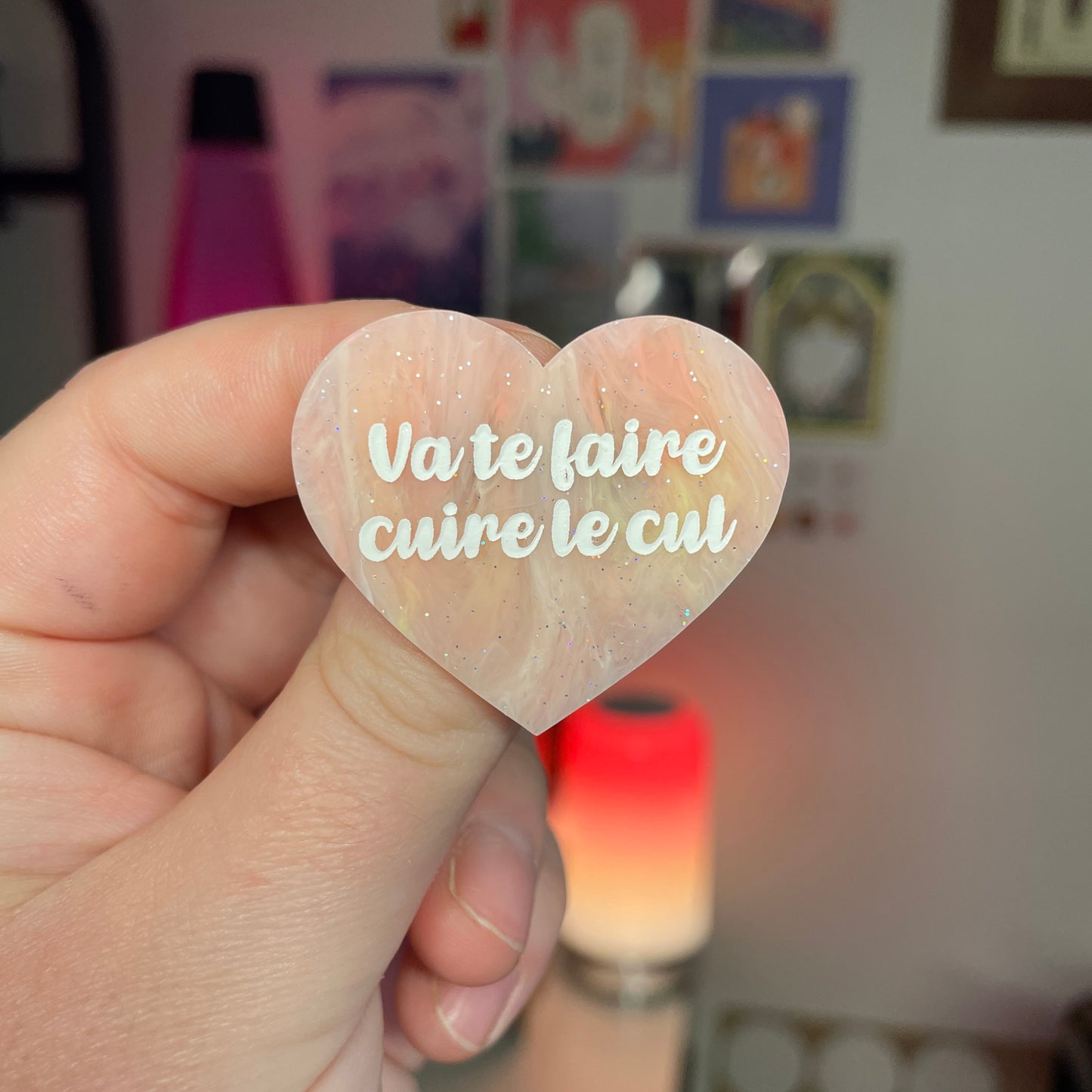 [Contrôle technique] Broche "Va te faire cuire le cul" en acrylique marbrée corail, jaune et blanche à paillettes