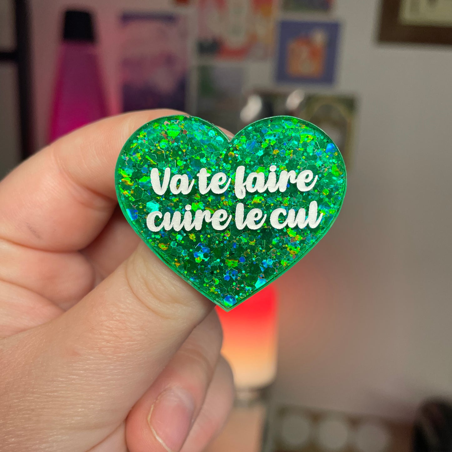 [Contrôle technique] Broche "Va te faire cuire le cul" en acrylique semi transparente à paillettes vertes