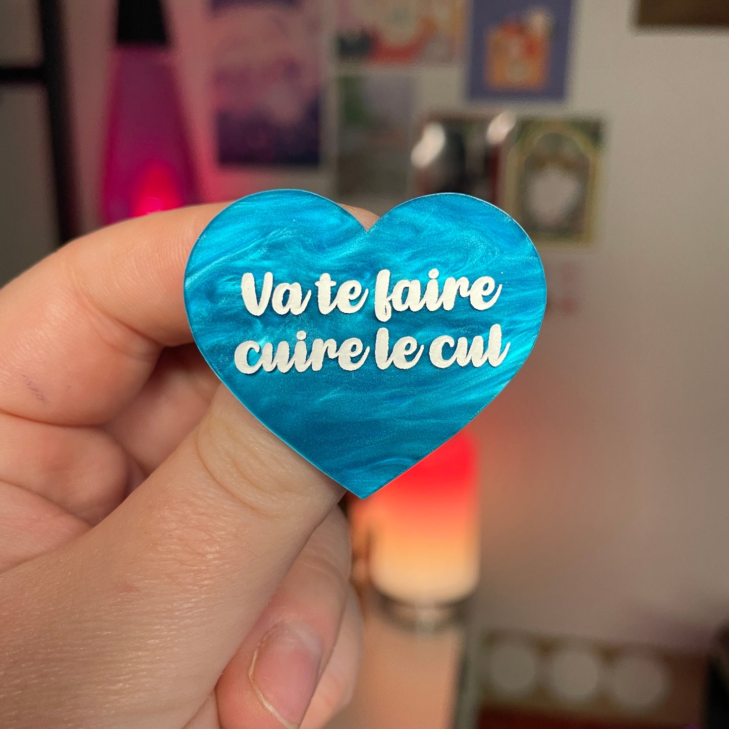 [Contrôle technique] Broche "Va te faire cuire le cul" en acrylique marbrée bleue
