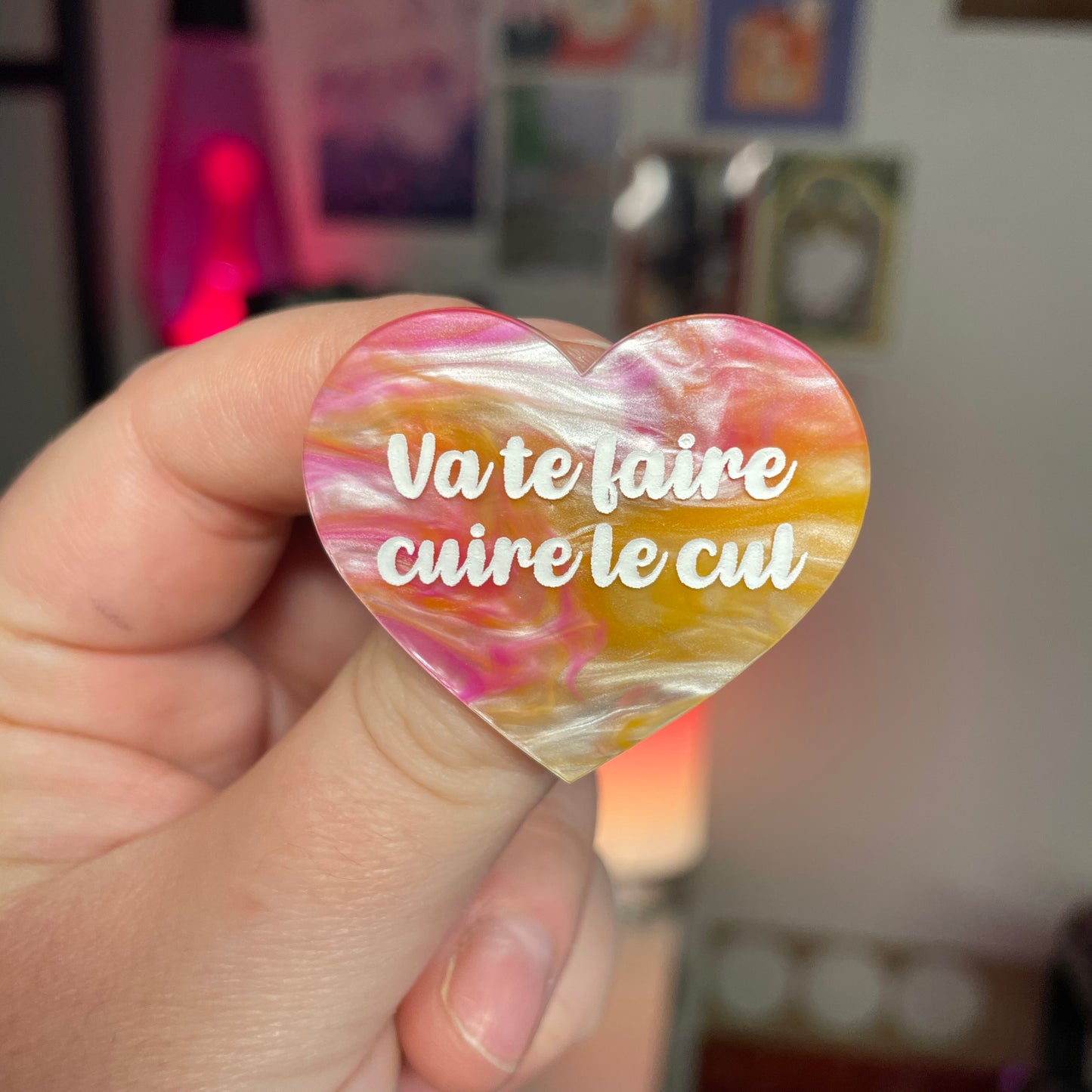 [Contrôle technique] Broche "Va te faire cuire le cul" en acrylique marbrée rose, orange et blanche