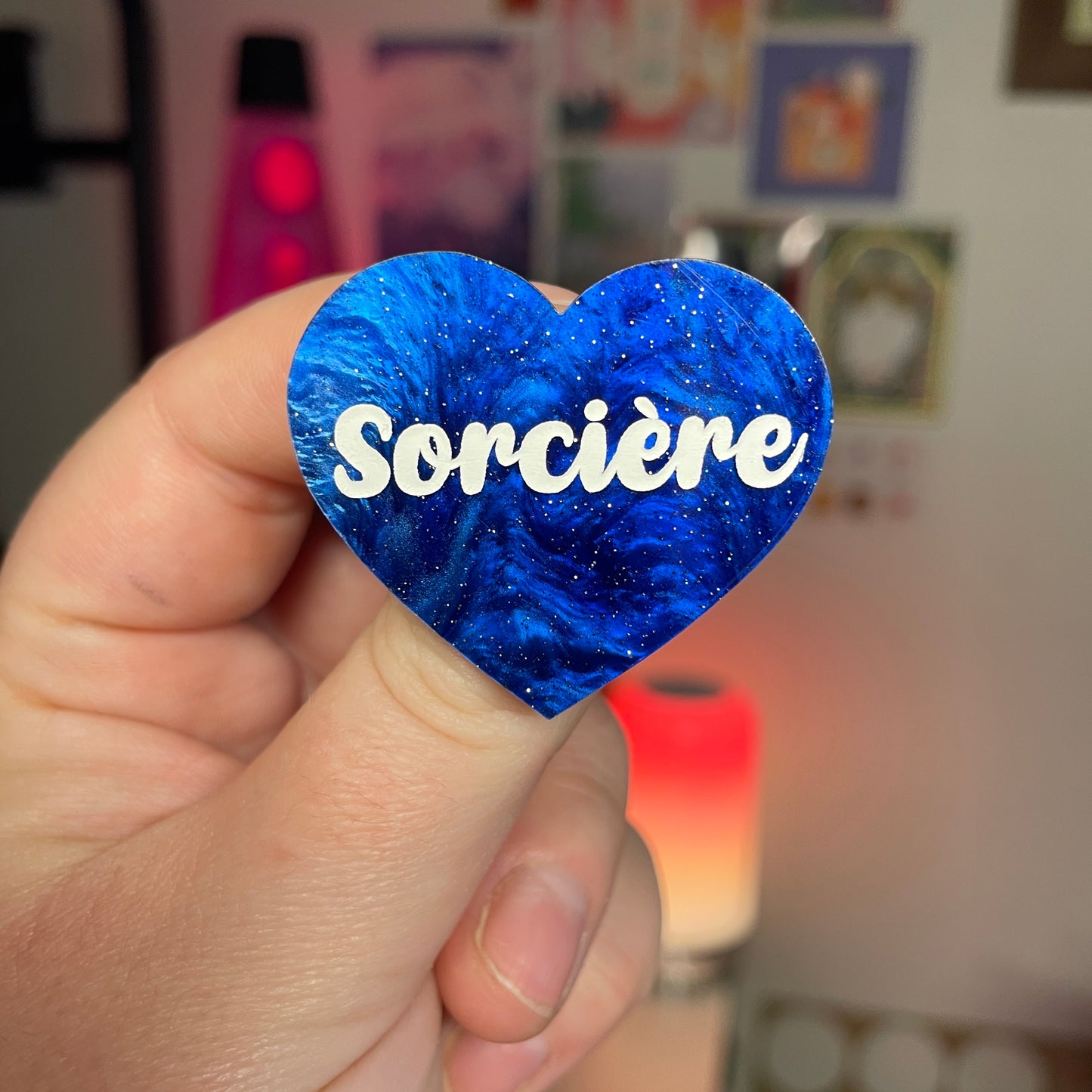 [Contrôle technique] Broche "Sorcière" en acrylique marbrée bleue à paillettes