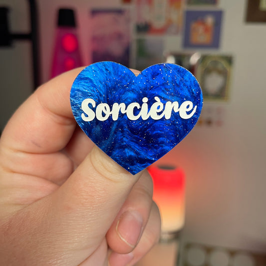 [Contrôle technique] Broche "Sorcière" en acrylique marbrée bleue à paillettes