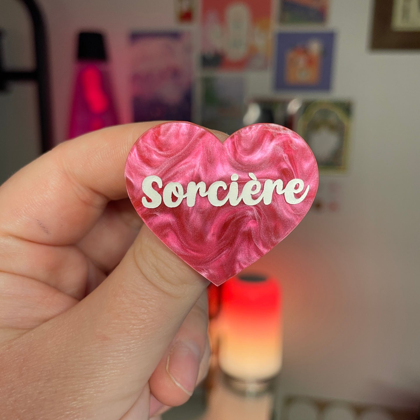 [Contrôle technique] Broche "Sorcière" en acrylique marbrée rose