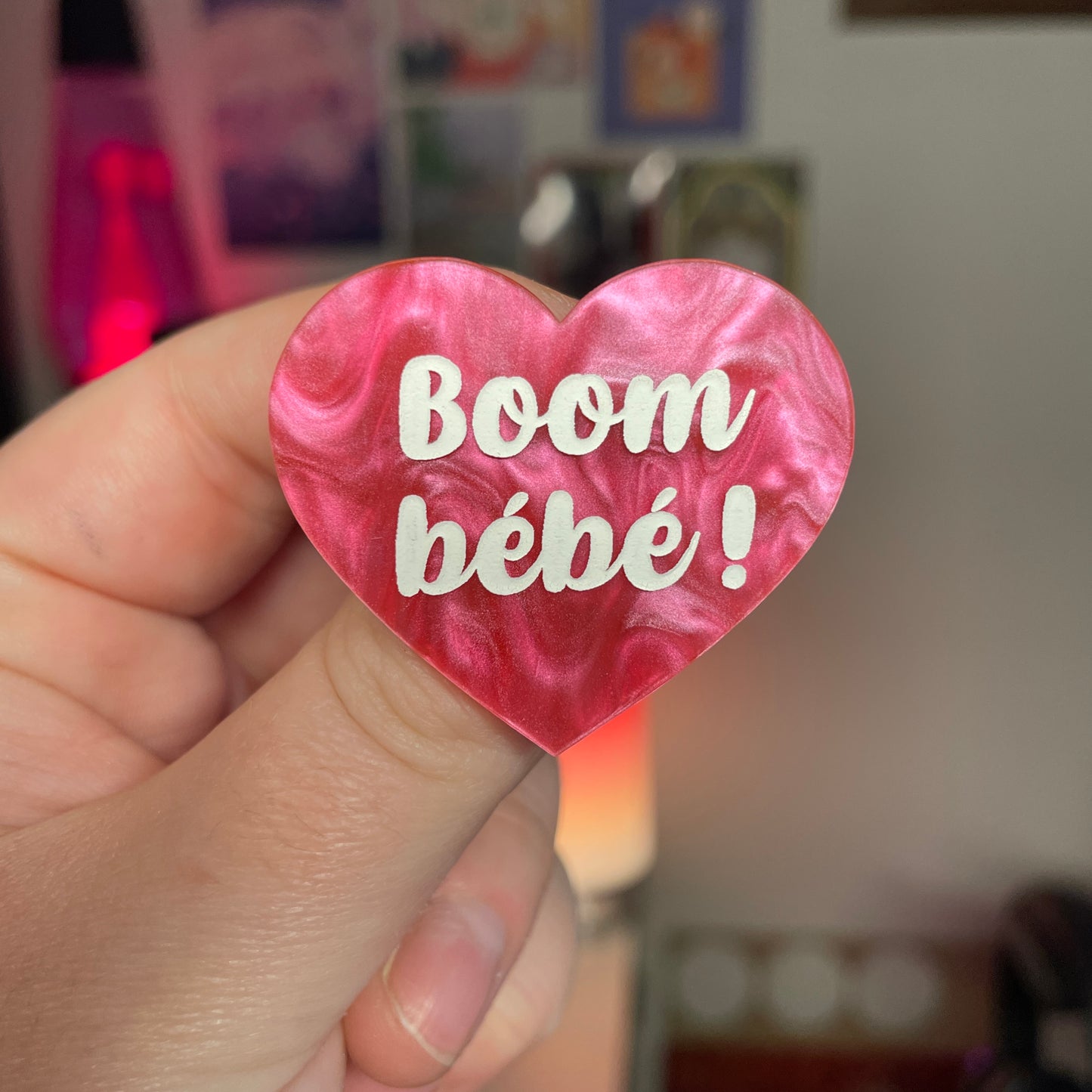 [Contrôle technique] Broche "Boom bébé !" en acrylique marbrée rose