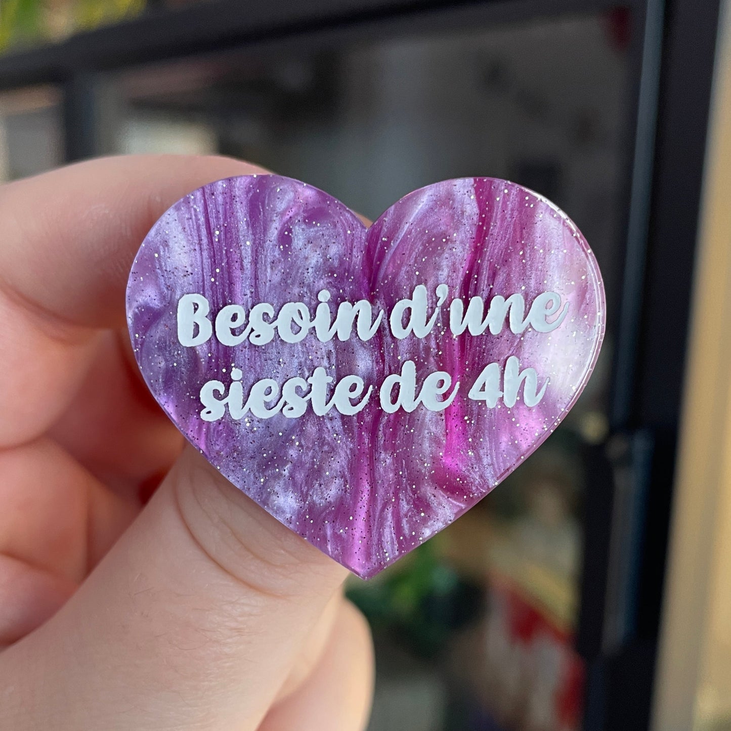 Broche "Besoin d'une sieste de 4h" en acrylique marbrée bleue, rose et blanche à paillettes