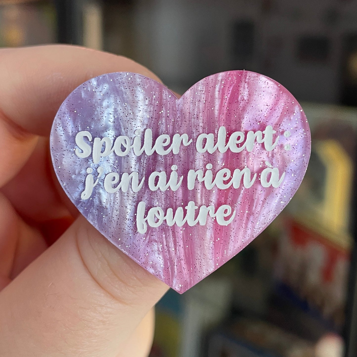 Broche "Spoiler alert : j'en ai rien à foutre" en acrylique marbrée blanche, rose/violette et bleue