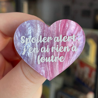 Broche "Spoiler alert : j'en ai rien à foutre" en acrylique marbrée blanche, rose/violette et bleue