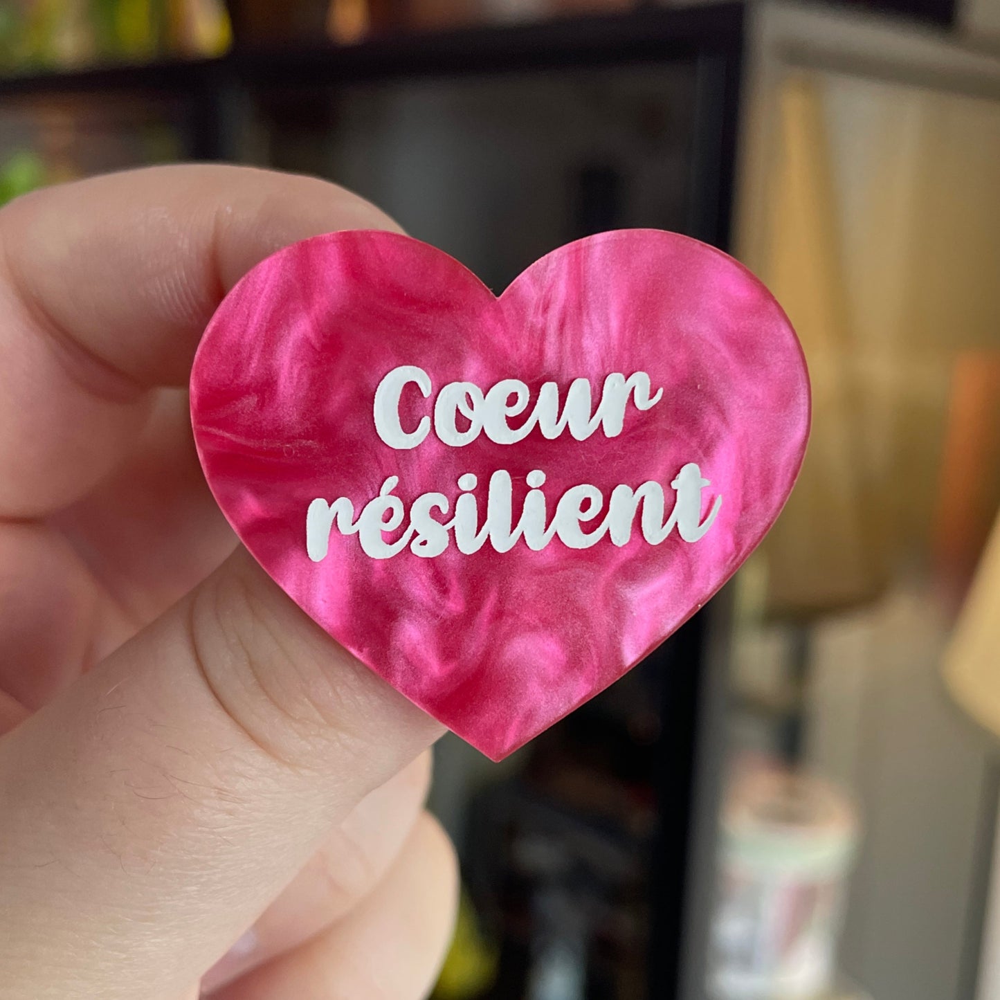 Broche "Coeur résilient" en acrylique marbrée rose