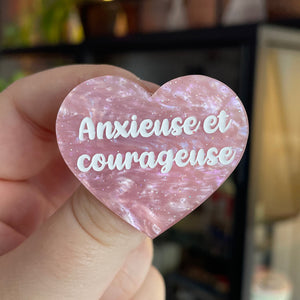 Broche "Anxieuse et courageuse" en acrylique marbrée rose pâle à paillettes