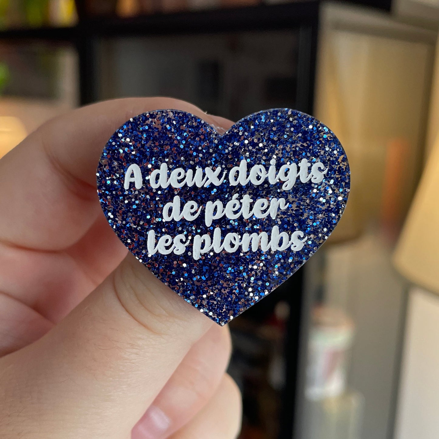 Broche "A deux doigts de péter les plombs" en acrylique à paillettes bleues et argentées