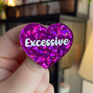 Broche "Excessive" en acrylique semi-transparente avec des confettis fuchsia