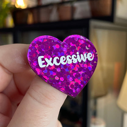Broche "Excessive" en acrylique semi-transparente avec des confettis fuchsia