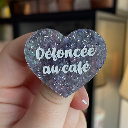 Broche "Défoncée au café" en acrylique marbrée grise, rose et verte à paillettes