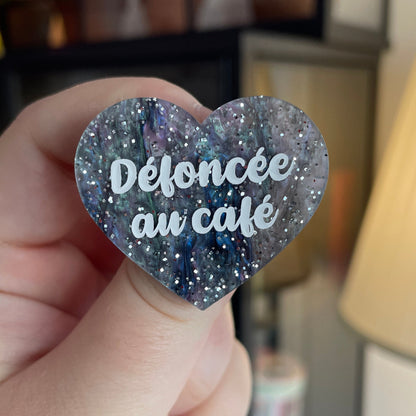 Broche "Défoncée au café" en acrylique marbrée grise, rose et verte à paillettes
