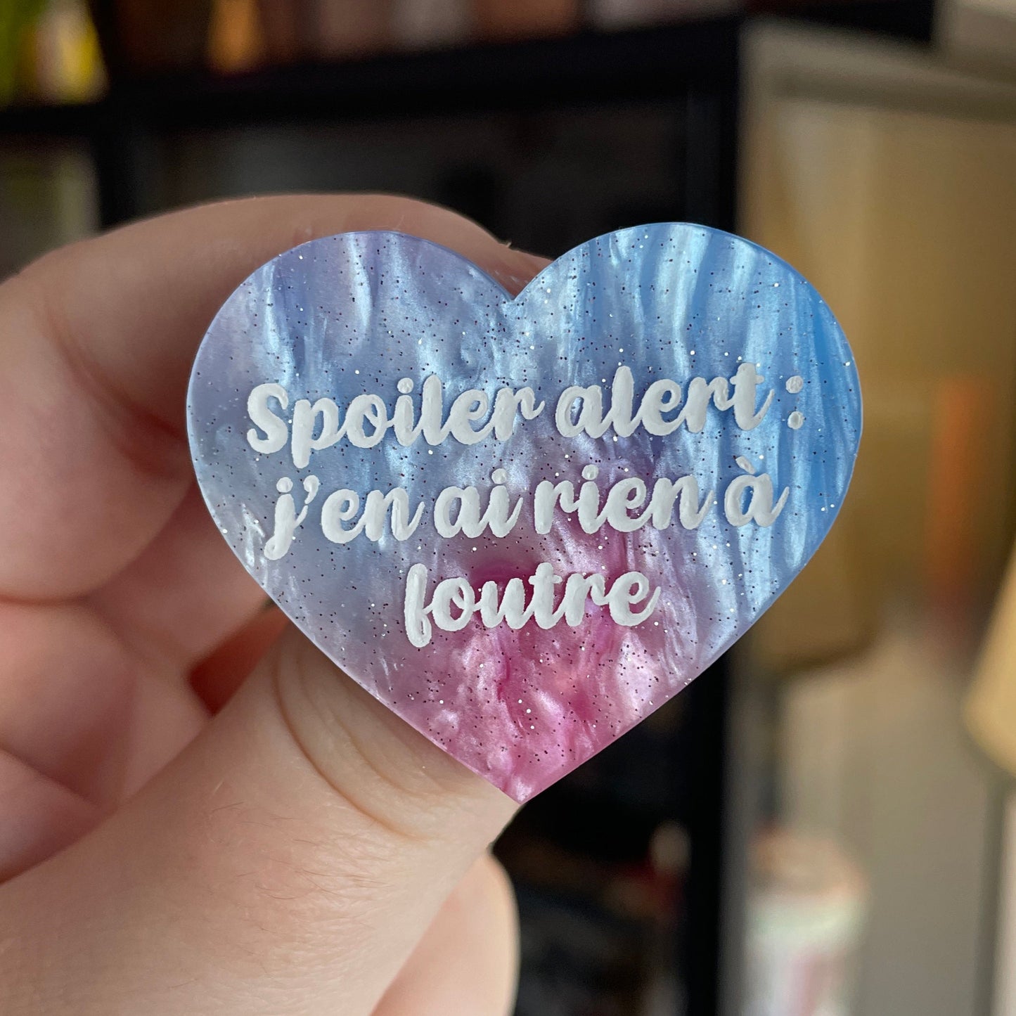Broche "Spoiler alert : j'en ai rien à foutre" en acrylique marbrée blanche, rose/violette et bleue