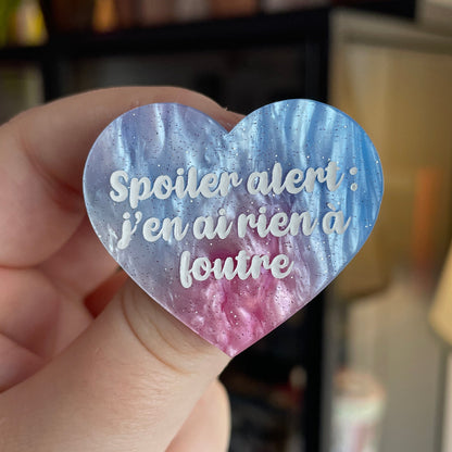 Broche "Spoiler alert : j'en ai rien à foutre" en acrylique marbrée blanche, rose/violette et bleue