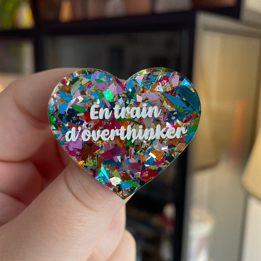 Broche "En train d'overthinker" en acrylique transparente à gros confettis multicolores