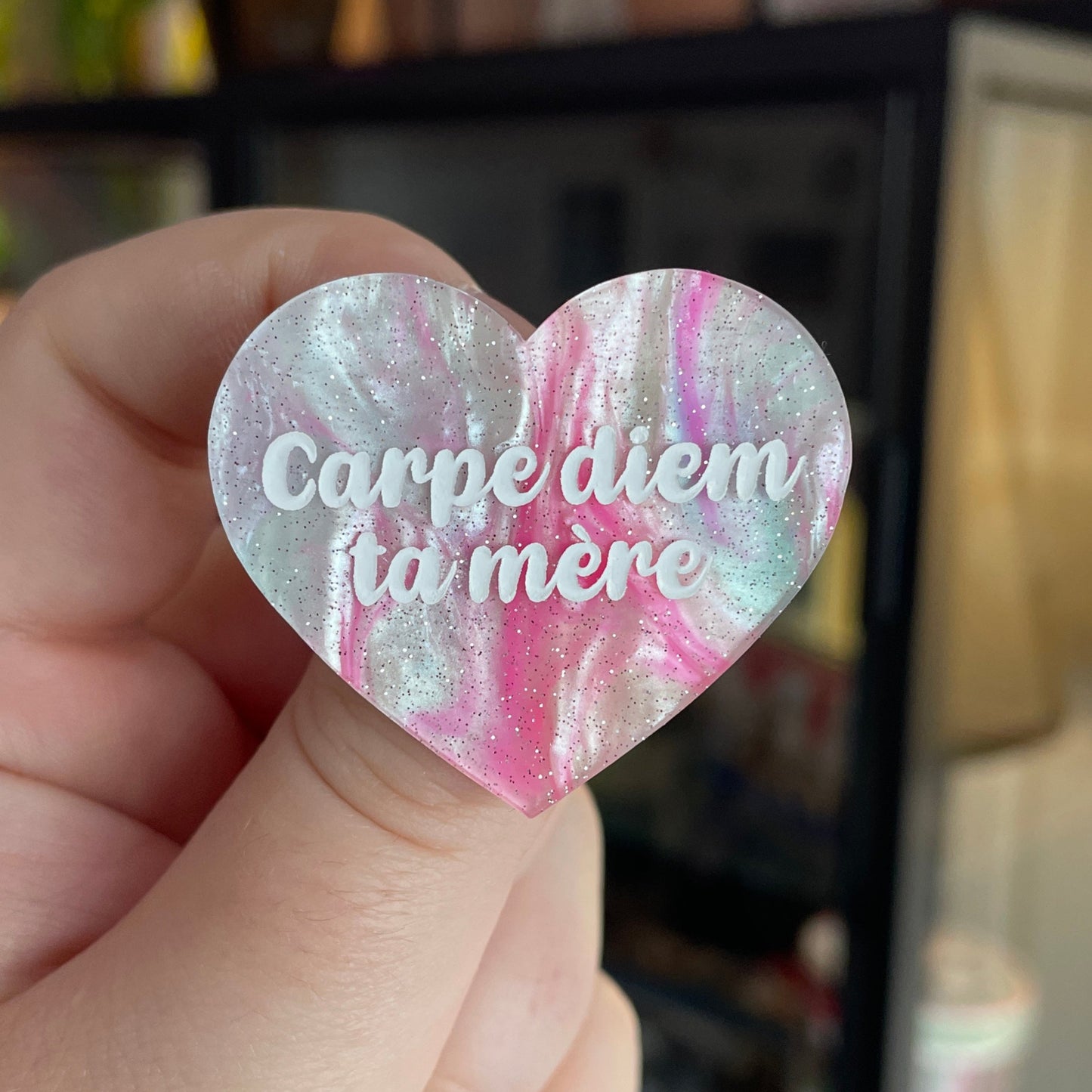 Broche "Carpe diem ta mère" en acrylique marbrée blanche, rose et bleue