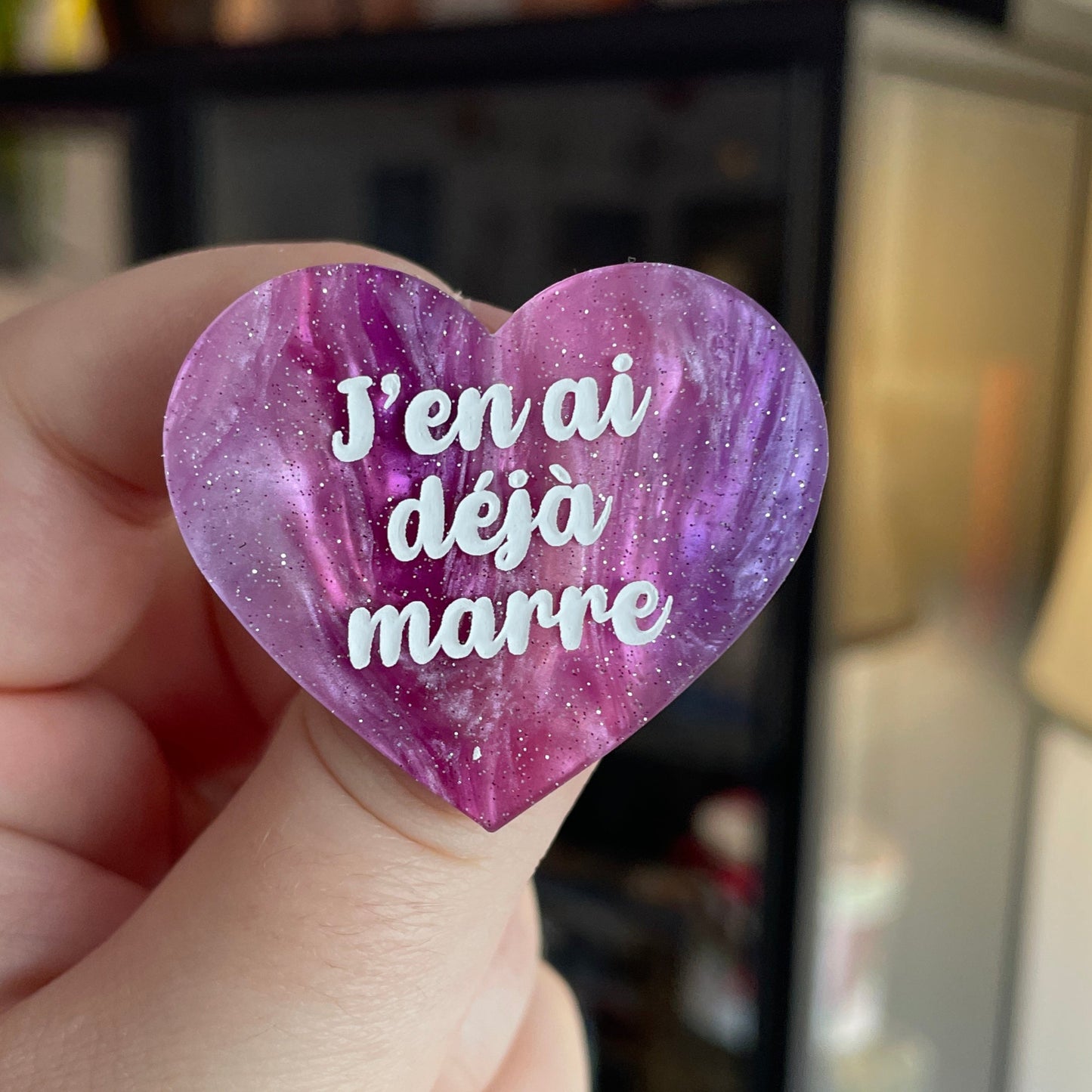 Broche "J'en ai déjà marre" en acrylique marbrée rose, bleue et blanche