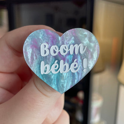 Broche "Boom bébé !" en acrylique marbrée blanche, rose et bleue