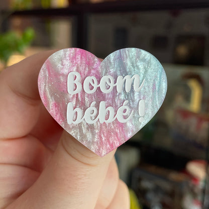 Broche "Boom bébé !" en acrylique marbrée blanche, rose et bleue