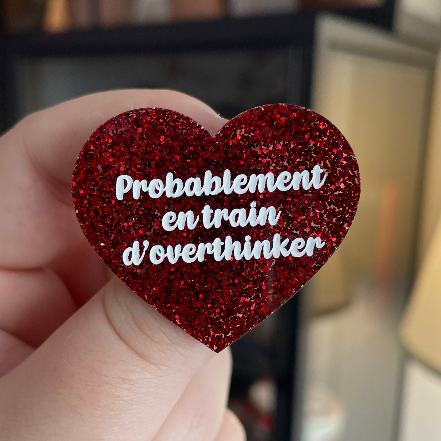 Broche "Probablement en train d'overthinker" en acrylique à paillettes rouges