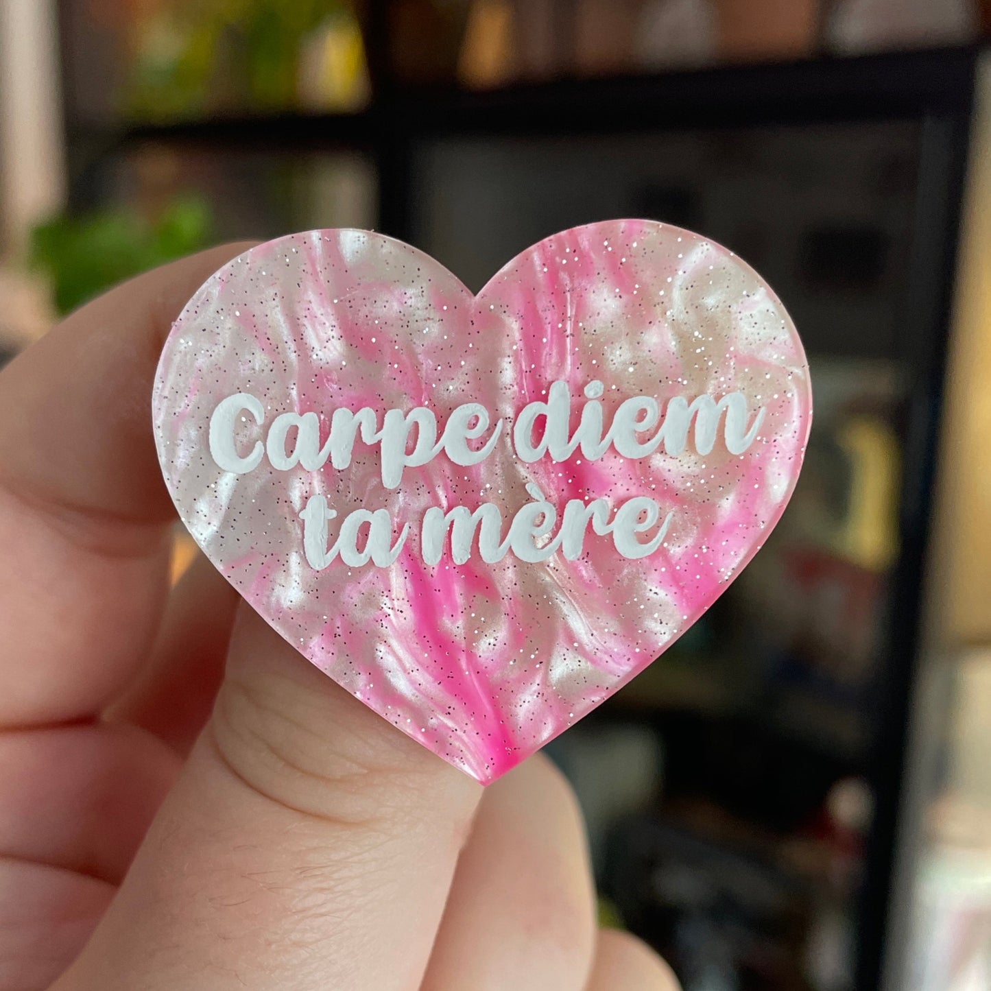 Broche "Carpe diem ta mère" en acrylique marbrée blanche, rose et bleue