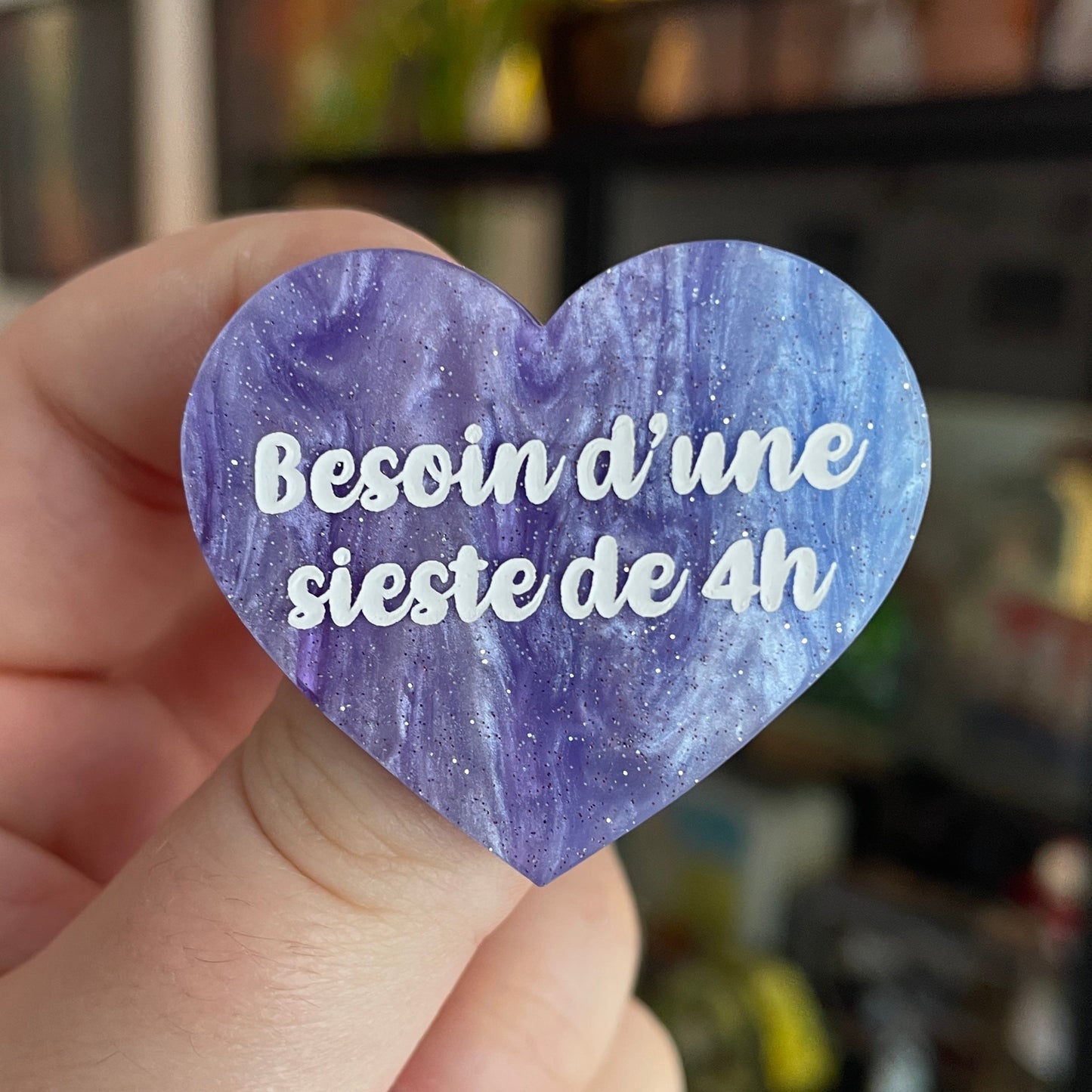 Broche "Besoin d'une sieste de 4h" en acrylique marbrée bleue, rose et blanche à paillettes