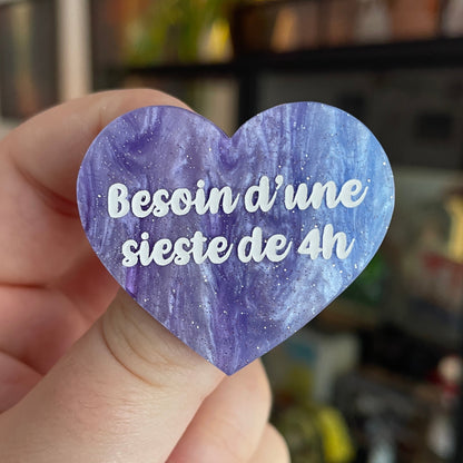 Broche "Besoin d'une sieste de 4h" en acrylique marbrée bleue, rose et blanche à paillettes