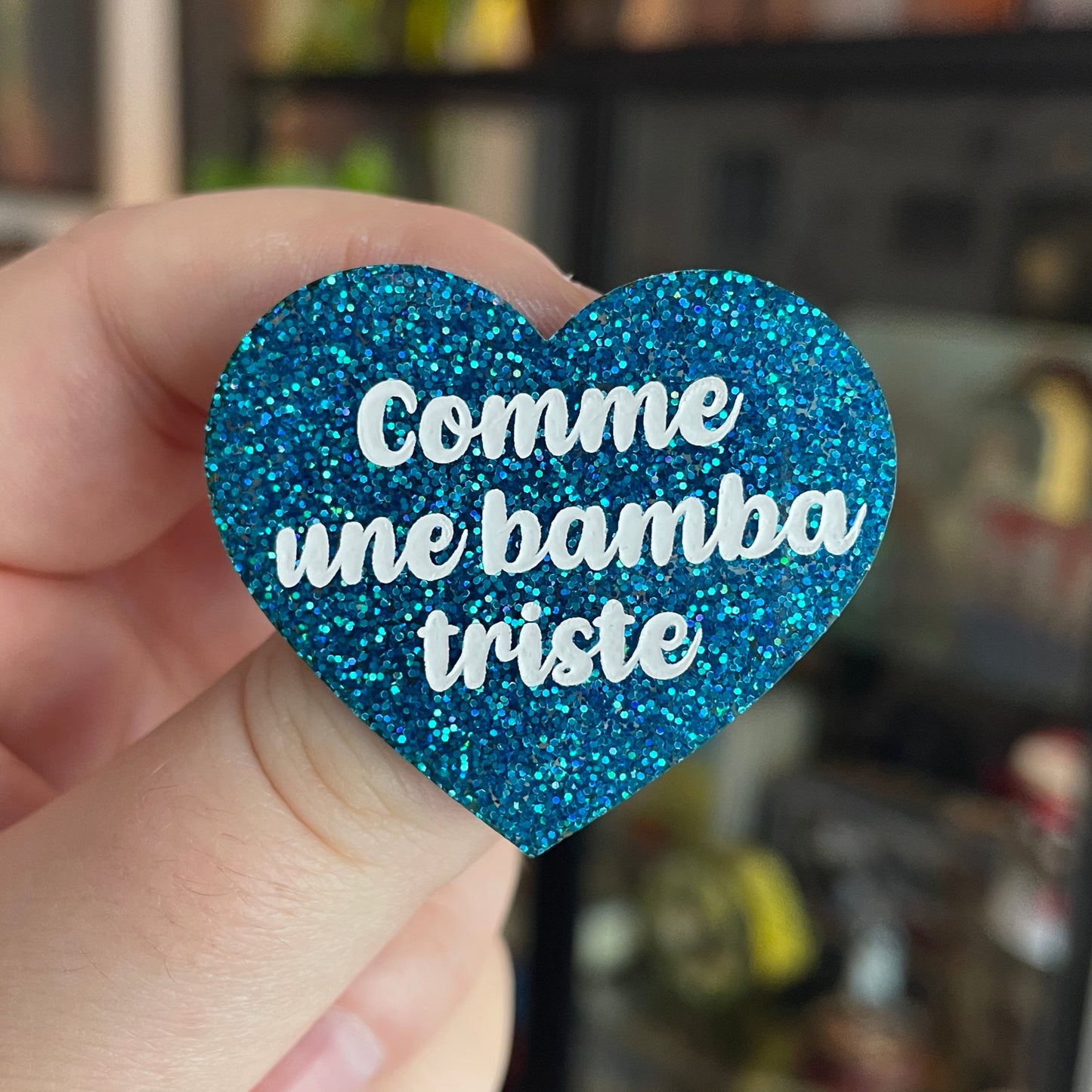 Broche "Comme une bamba triste" en acrylique à paillettes bleues