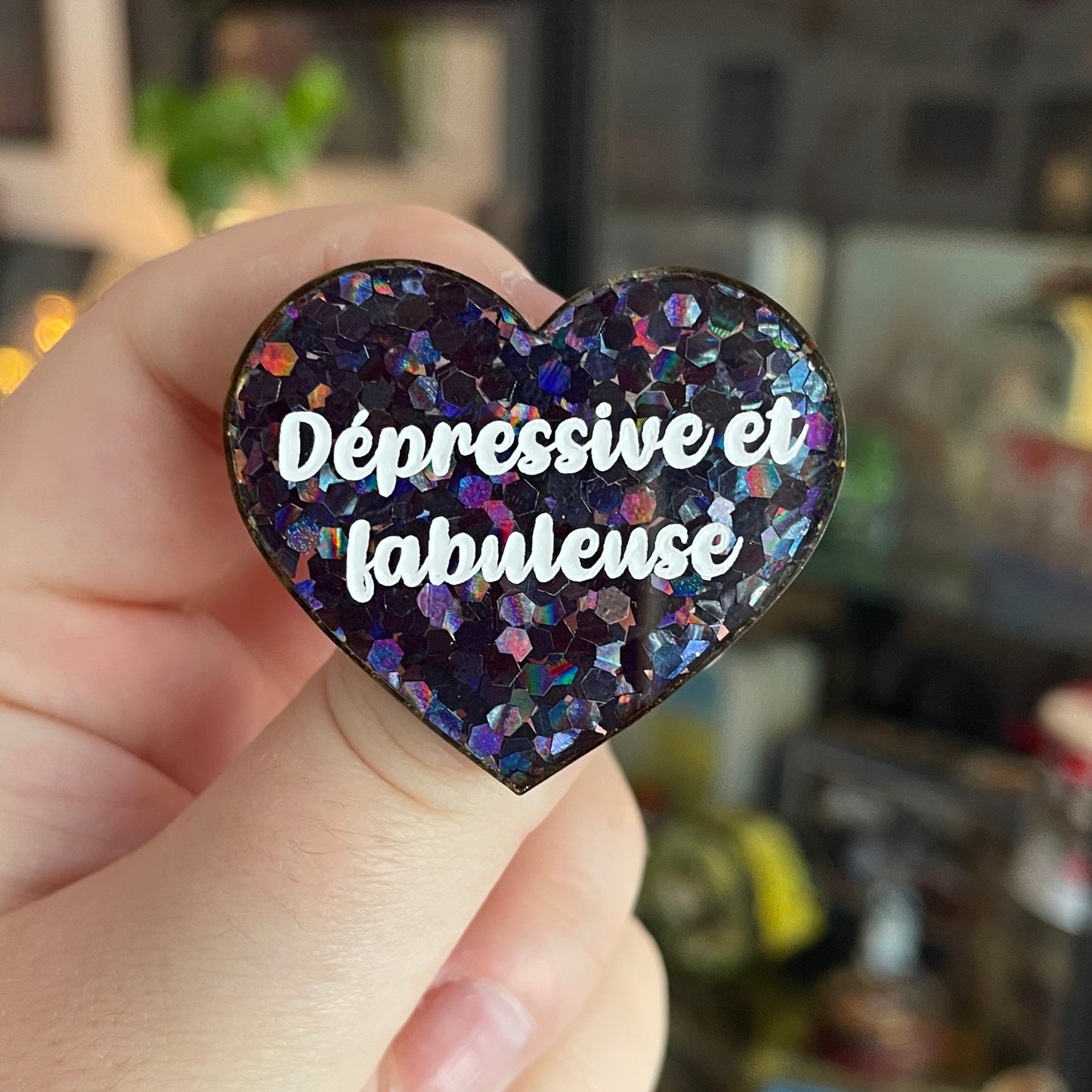 Broche "Dépressive et fabuleuse" en acrylique semi-transparente avec des confettis noirs