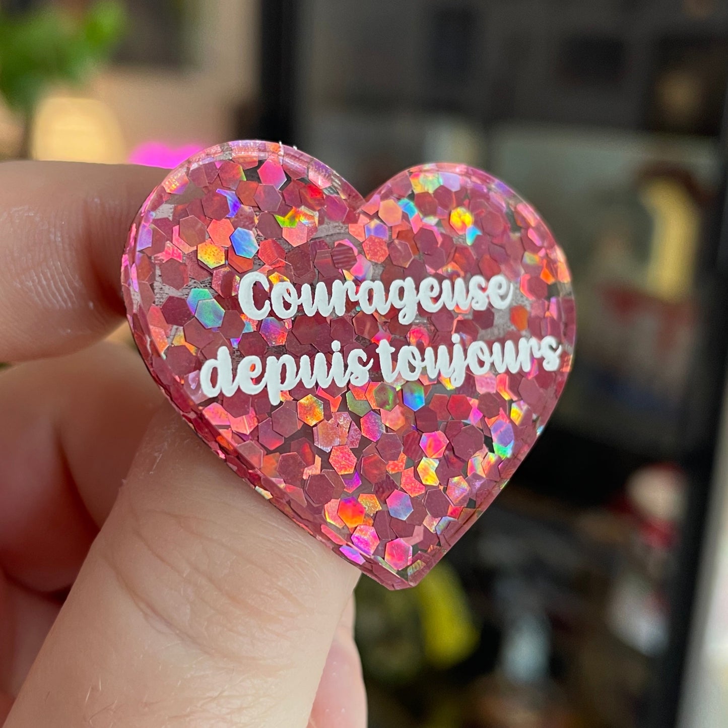 Broche "Courageuse depuis toujours" en acrylique semi-transparente avec des confettis roses