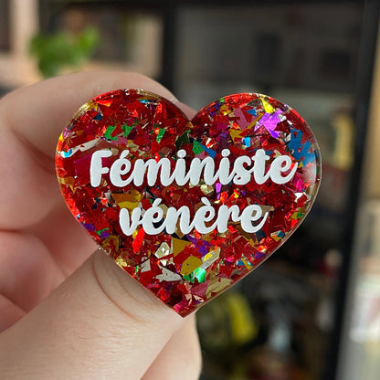 Broche "Féministe vénère" en acrylique transparente à gros confettis rouges et multicolores