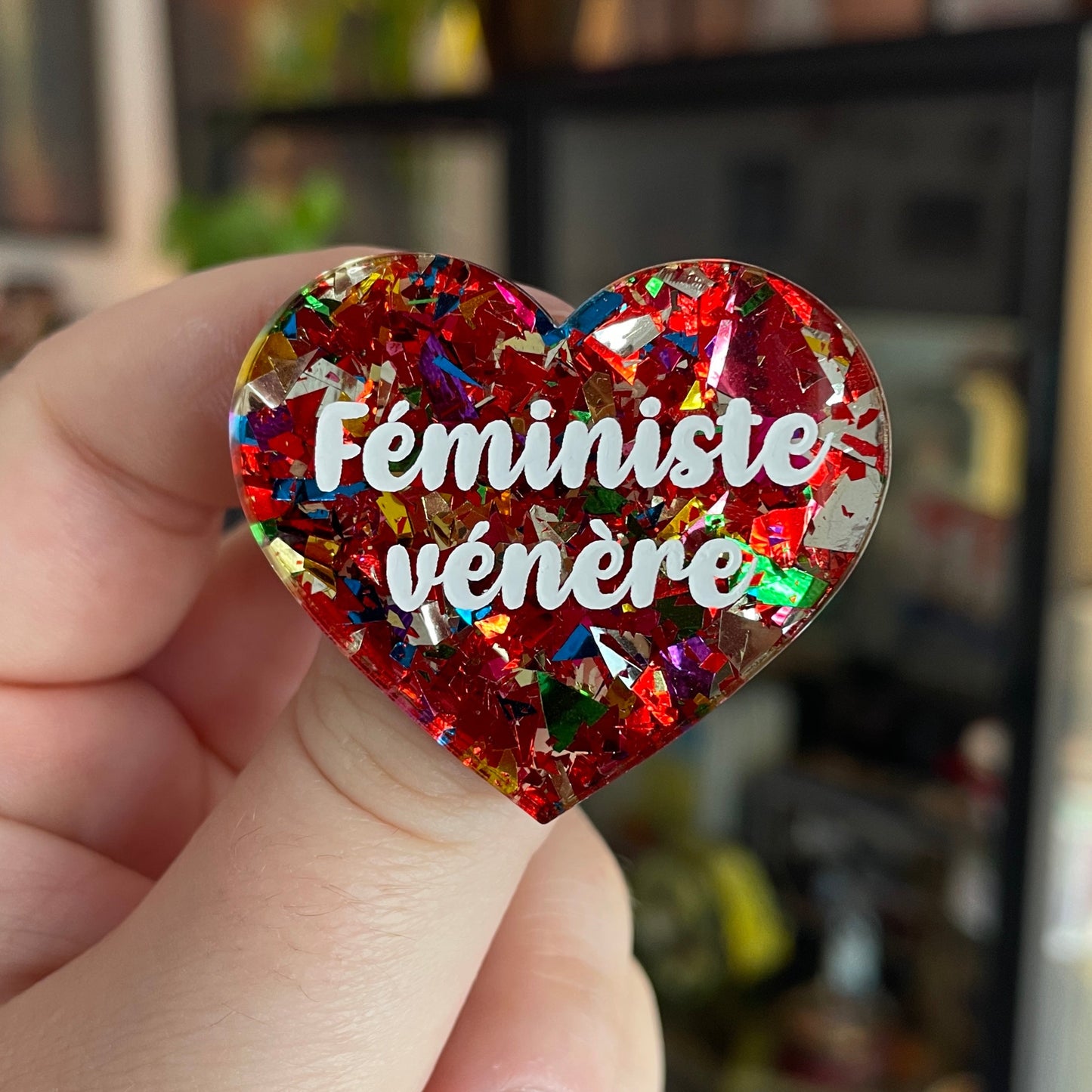 Broche "Féministe vénère" en acrylique transparente à gros confettis rouges et multicolores