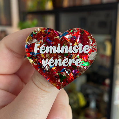 Broche "Féministe vénère" en acrylique transparente à gros confettis rouges et multicolores