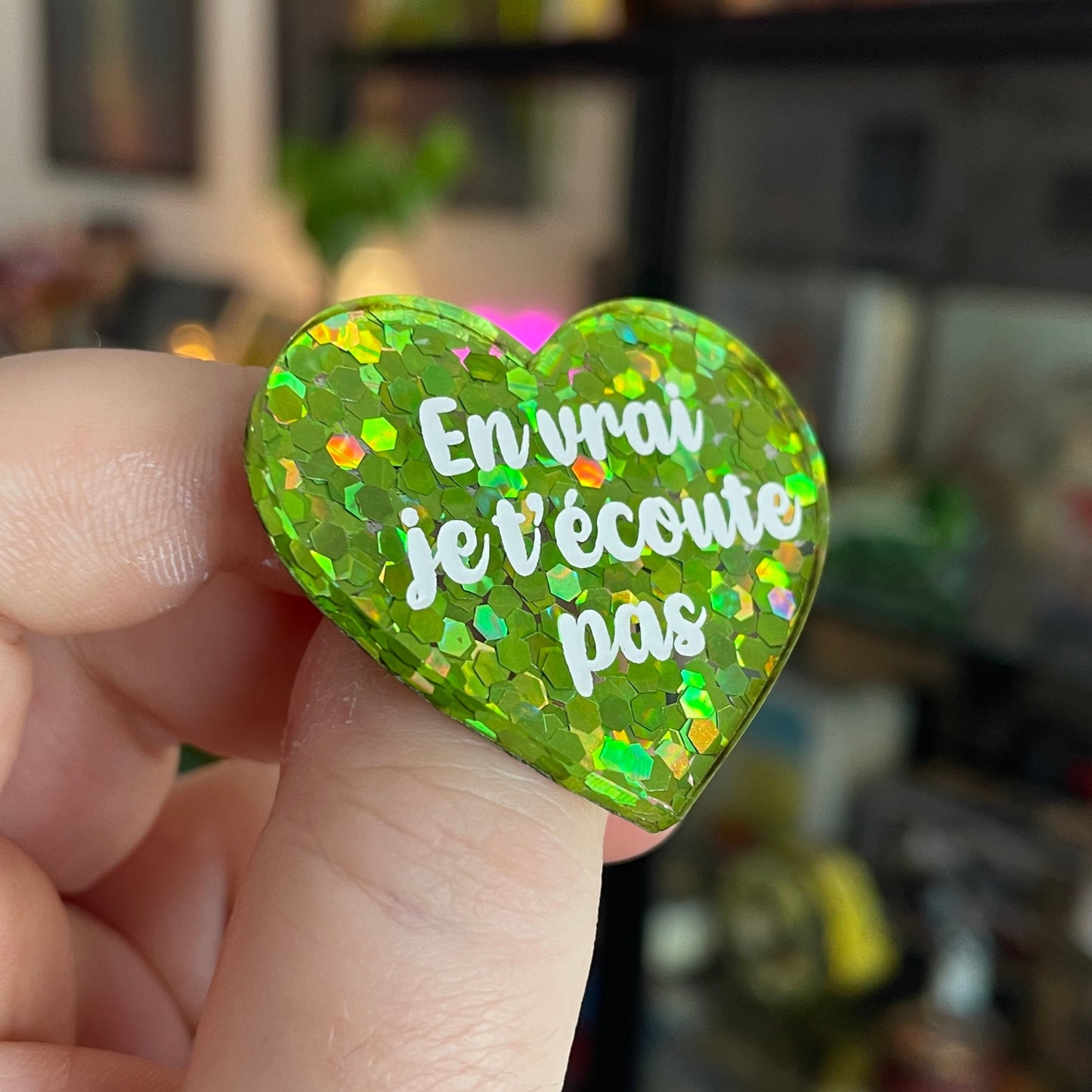 Broche "En vrai je t'écoute pas" en acrylique semi-transparente avec des confettis verts