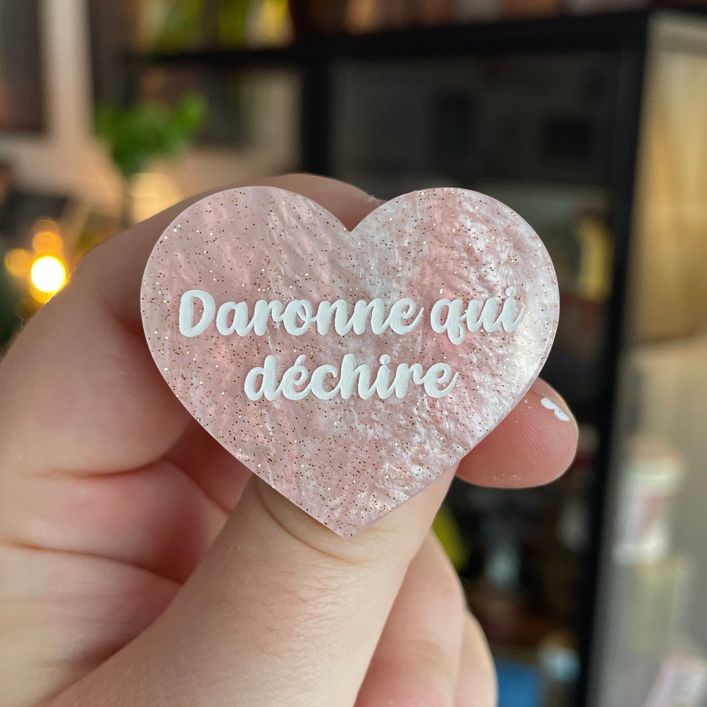Broche "Daronne qui déchire" en acrylique marbrée rose pâle à paillettes