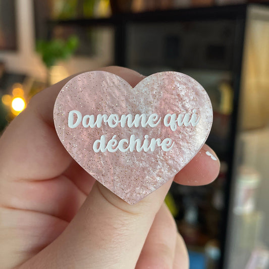 Broche "Daronne qui déchire" en acrylique marbrée rose pâle à paillettes
