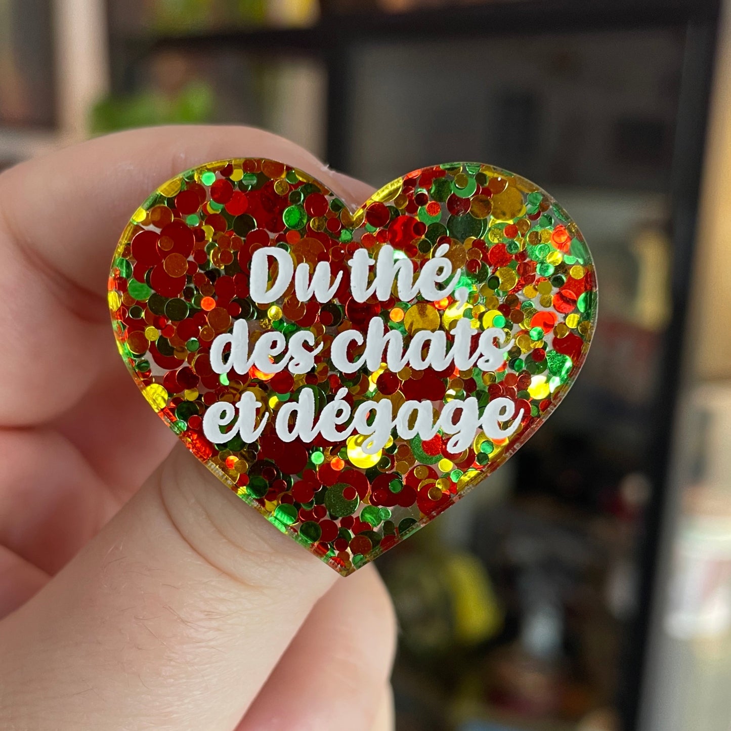 Broche "Du thé, des chats et dégage" en acrylique semi-transparente à pois jaunes, rouges et verts